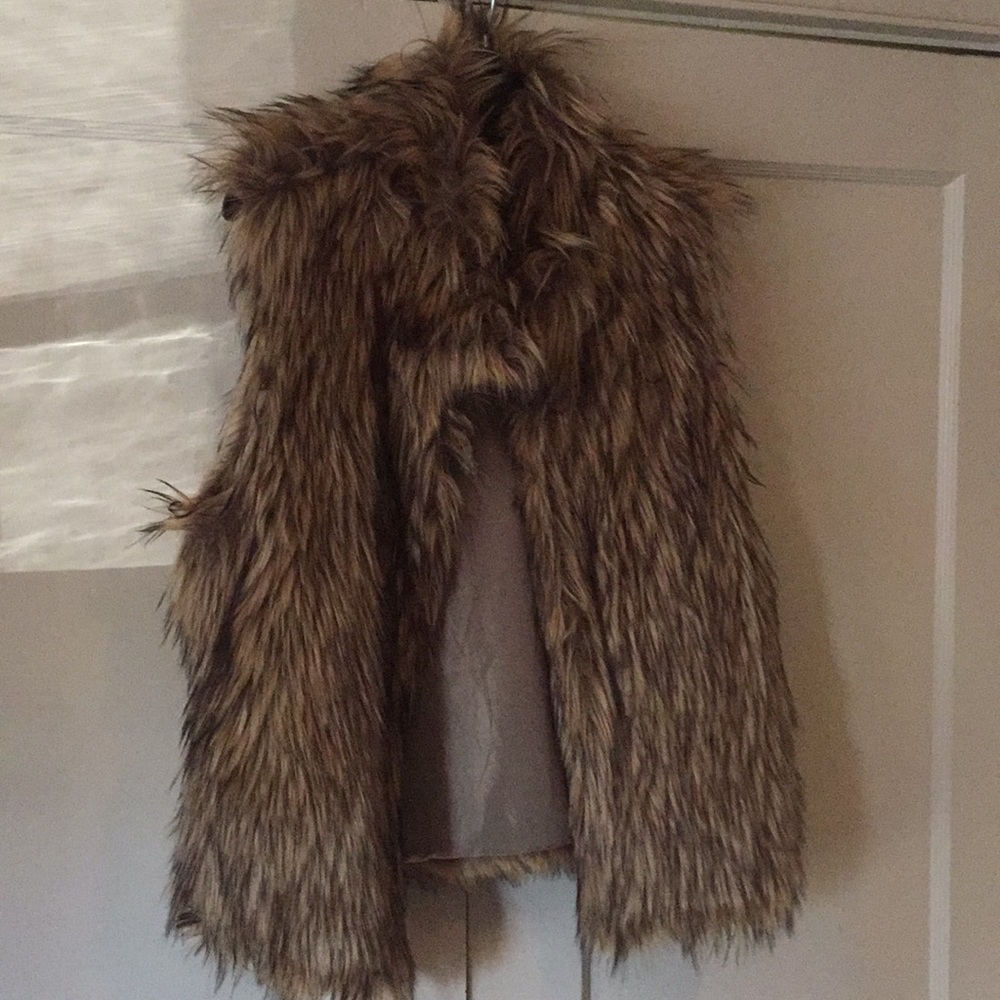 Faux fur vest. Fully lined.